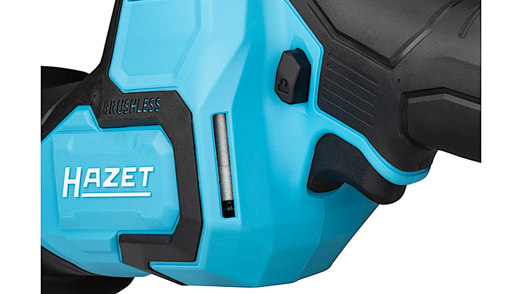 Nahaufnahme des blauen Geh&auml;uses der Akku-S&auml;bels&auml;ge 9534-10 mit dem Herstellerlogo. Die L&uuml;ftungsschlitze und das ergonomische Design sind zu erkennen. Der Hintergrund bleibt dezent.