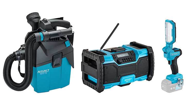 Das 9500P-2.3 Akku-Aktionspaket bestehend aus einem blauen Akku-Staubsauger mit Schlauch, einem schwarz-blauen Akku-Radio mit Antenne und einem Akku-Arbeitslicht mit aufrechter LED-Leuchte. Die Ger&auml;te haben ein modernes, funktionales Design. Der Hintergrund ist neutral.