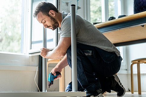 Mini avvitatore a batteria per bit in uso nell'industria