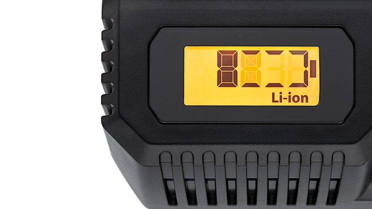 Nahaufnahme des Displays des 9501-1018 Akku-Schnellladeger&auml;ts mit gelber Anzeige, die einen halb vollen Ladezustand signalisiert. Beschriftung &bdquo;Li-Ion&ldquo;.