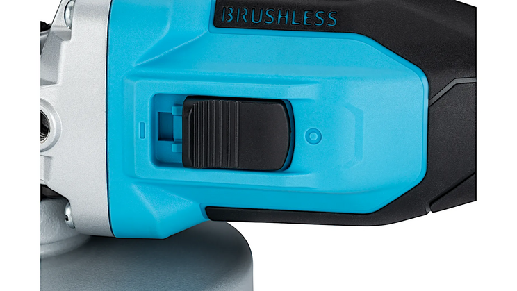 Nahaufnahme des hinteren Griffs des Akku-Winkelschleifers 9533-10. Der blaue Ein- und Ausschalter hebt sich vom schwarzen Griff ab. Der Hintergrund ist dezent.