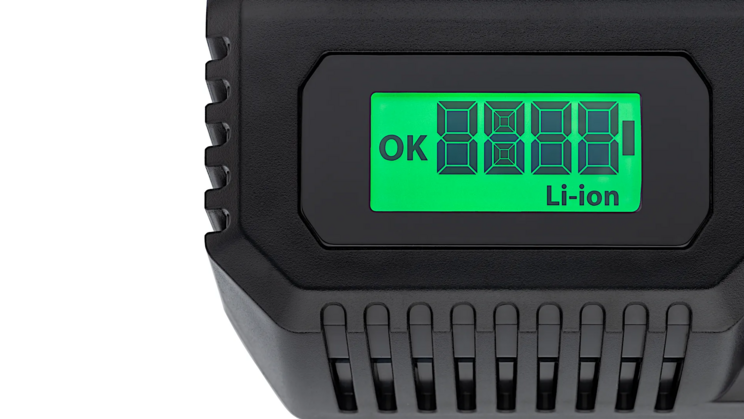 Nahaufnahme des Displays des 9501-1018 Akku-Schnellladeger&auml;ts mit gr&uuml;ner Anzeige, die einen vollen Ladezustand signalisiert. Beschriftung &bdquo;Li-Ion&ldquo;.