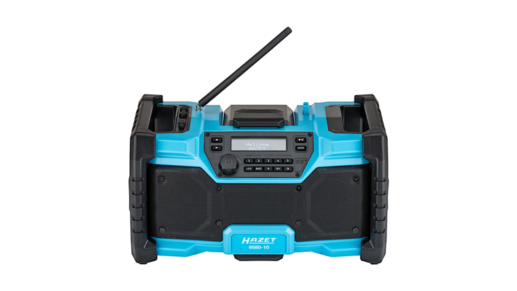 Frontalansicht des 9580-10 Akku-Radios mit ausgezogener Antenne. Das digitale Display, die Bedienelemente und die gro&szlig;en Lautsprecher sind klar zu erkennen. Der Hintergrund bleibt dezent.