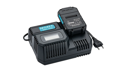 Schwarzes Akku-Ladeger&auml;t mit einem eingesetzten 18V-Akku, Markenlogo &bdquo;Hazet&ldquo; sichtbar, Kabel seitlich ausgef&uuml;hrt.