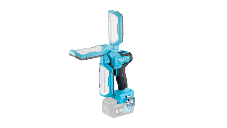 Das 9579-10 Akku-Arbeitslicht mit eingesetztem Akku. Die beiden schwenkbaren LED-Elemente sind zur Seite geklappt, sodass eine gro&szlig;fl&auml;chige Beleuchtung m&ouml;glich ist. Der Hintergrund bleibt schlicht.