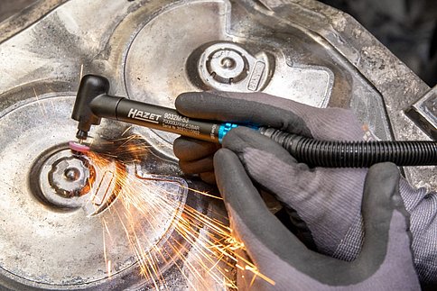 Micro-smerigliatrice in uso nell'industria