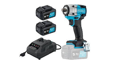 Der 9512-600.4 Akku-Schlagschrauber-Satz bestehend aus einem blauen Akku-Schlagschrauber mit schwarzem Griff, zwei schwarzen 18V-Akkus mit blauer Beschriftung und einem schwarzen Schnellladeger&auml;t mit Netzkabel. Die Ger&auml;te sind kompakt und leistungsstark. Der Hintergrund ist neutral.