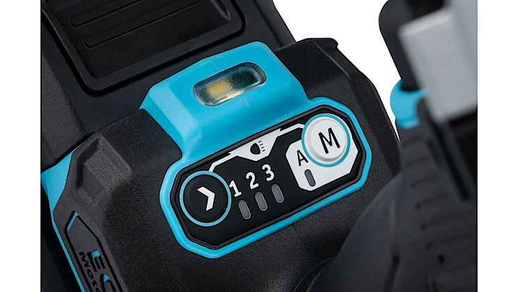 Detailaufnahme der Bedienelemente des Akku-Schlagschraubers 9513-2100. Die digitale Anzeige mit Modustasten und die blauen Akzente heben sich vom schwarzen Geh&auml;use ab. Der Hintergrund ist neutral.
