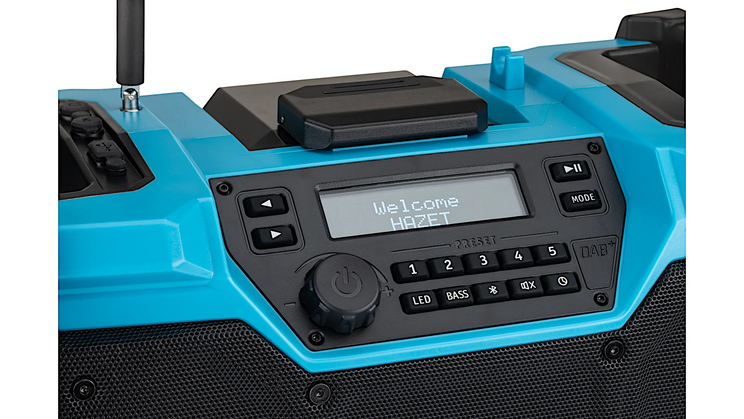 Nahaufnahme der Bedienelemente des 9580-10 Akku-Radios. Das digitale Display und die Tasten f&uuml;r Lautst&auml;rke und Senderwahl sind gut sichtbar. Der Hintergrund ist schlicht gehalten.