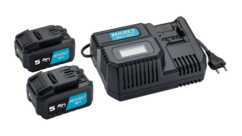 Ein 9500-05_3 Akku-Set bestehend aus einem schwarzen Ladeger&auml;t mit Display und zwei schwarzen 18V-Akkus mit blauer Beschriftung. Das Ladeger&auml;t hat ein Netzkabel, und die Akkus sind f&uuml;r den kabellosen Einsatz konzipiert. Der Hintergrund ist neutral.