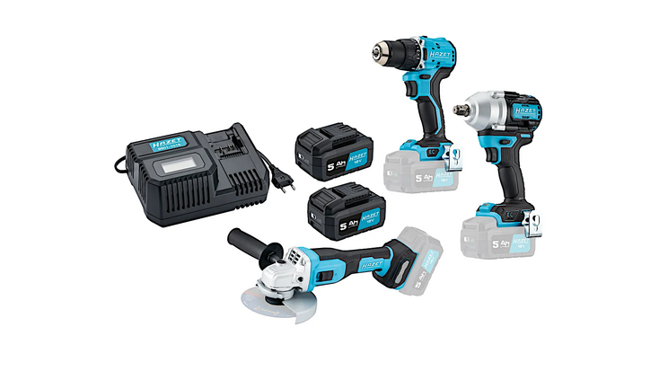 Das 9500P-1.6 Akku-Werkzeug-Set mit einem Ladeger&auml;t, zwei schwarzen 18V-Akkus mit blauer Beschriftung, einem Akku-Bohrschrauber, einem Akku-Schlagschrauber und einem Akku-Winkelschleifer. Die Werkzeuge haben ein blau-schwarzes Design mit silbernen Elementen. Der Hintergrund ist neutral.