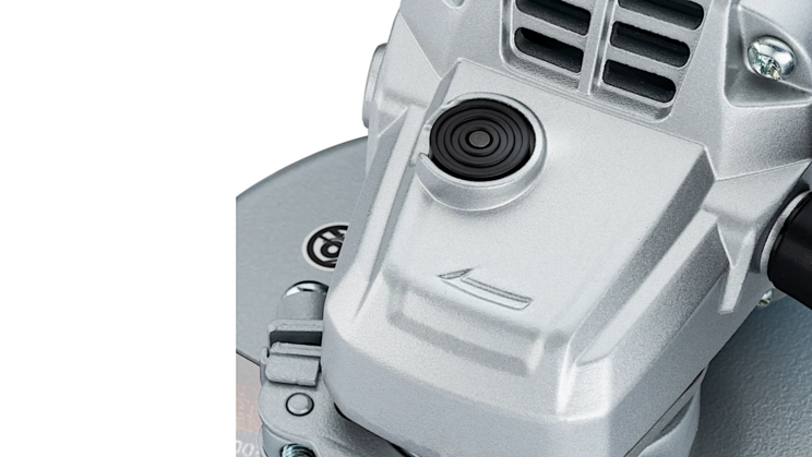 Nahaufnahme des vorderen Bereichs des Akku-Winkelschleifers 9533-10. Das robuste Geh&auml;use aus Metall und Kunststoff sowie die Schutzabdeckung der Schleifscheibe sind gut sichtbar. Der Hintergrund ist neutral.