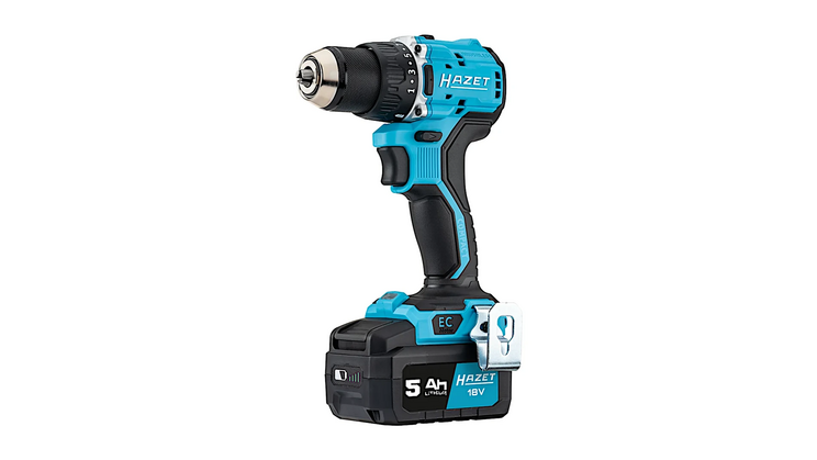 Der 9530-10 Akku-Bohrschrauber ohne Akku steht stabil. Die blaue Farbgebung hebt sich vom schwarzen Griff ab, w&auml;hrend das Bohrfutter aus Metall besteht. Der Hintergrund ist neutral.