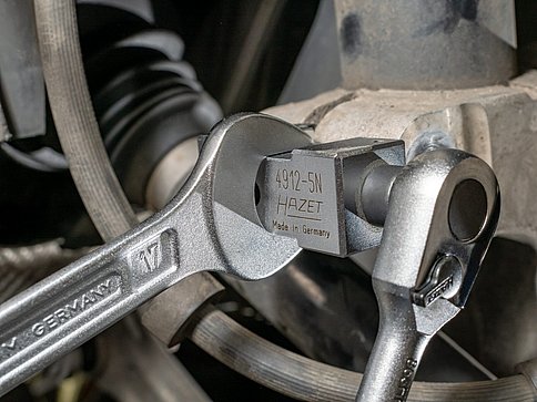 Allargatore universale utilizzato su autovettura