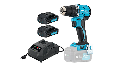 Der 9530-1.4 Akku-Bohrschrauber-Satz bestehend aus einem blauen Akku-Bohrschrauber mit schwarzem Griff, zwei schwarzen 18V-Akkus mit blauer Beschriftung und einem schwarzen Schnellladeger&auml;t mit Netzkabel. Das Set erm&ouml;glicht kabelloses Bohren und Schrauben. Der Hintergrund ist neutral.