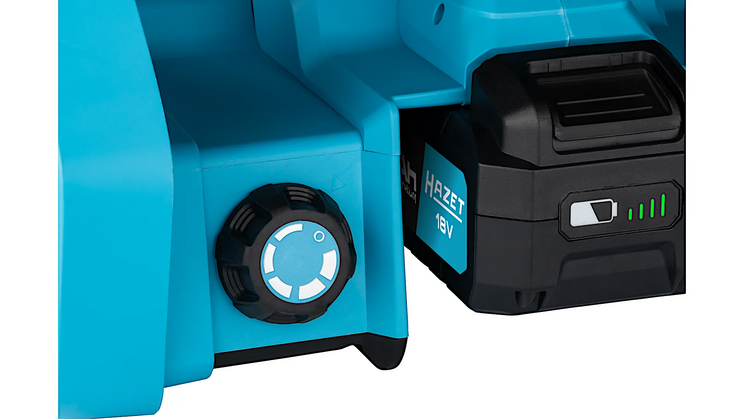 Nahaufnahme des Batteriefachs des 9544-10 Akku-Hybrid-Ventilators. Der Anschluss f&uuml;r den Akku ist gut sichtbar. Der Hintergrund bleibt dezent.